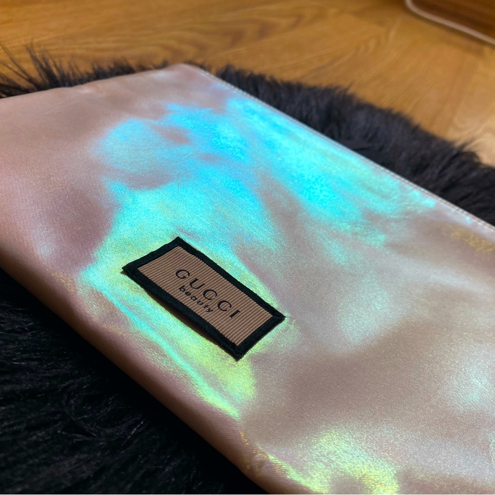 GUCCI 🩵🦋 white pearl “Opal” pouch! PRISTINE - Picture 4 of 12